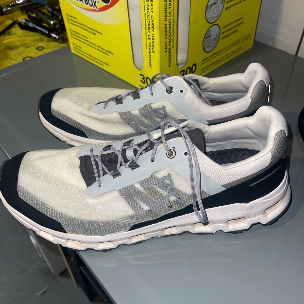 On cloud  Gray and White Athletic Shoes with Modern Design